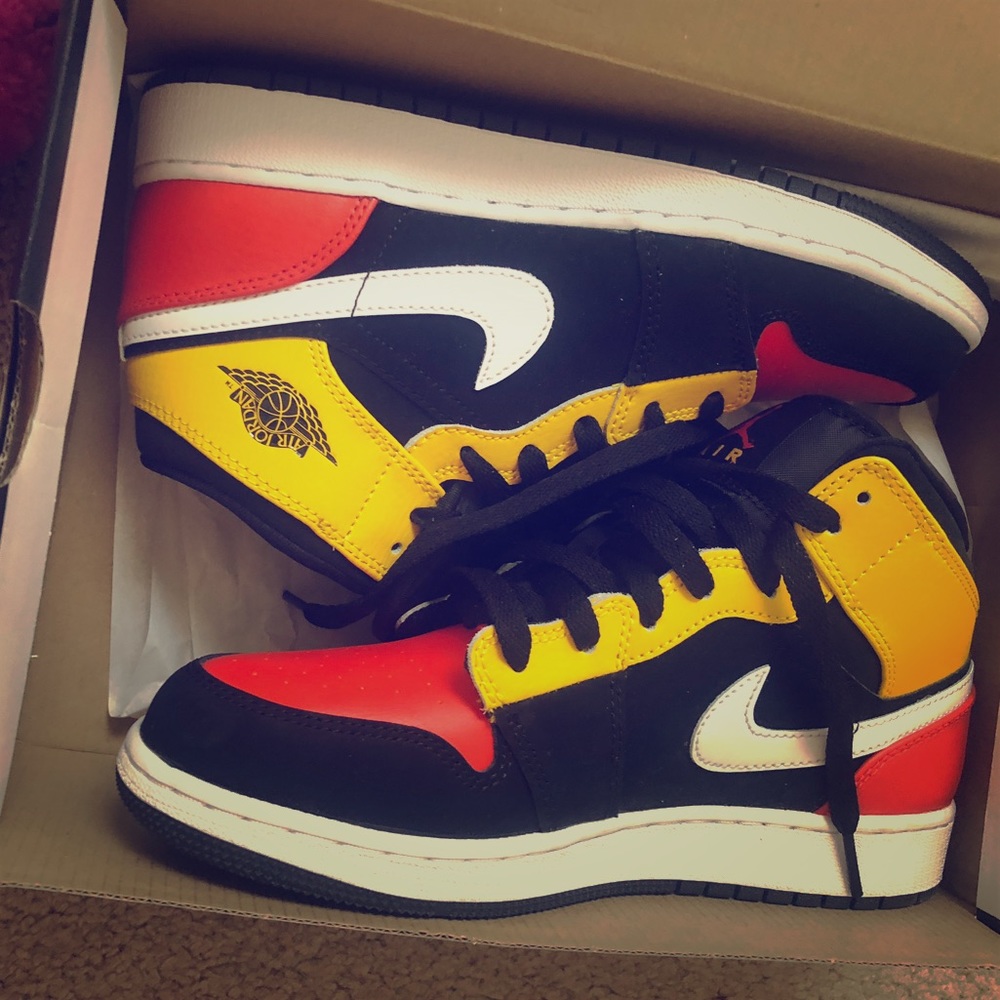 Air Jordan 1 mid Sneakers Size 6